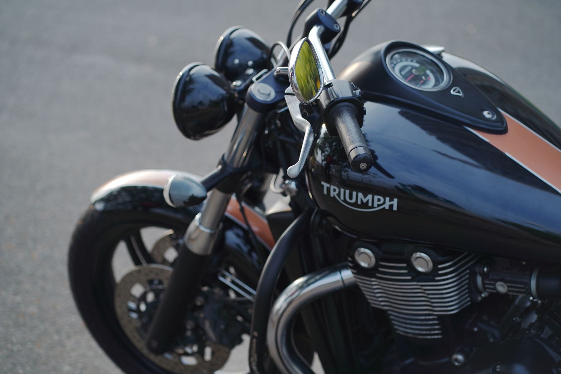 Detalhes do tanque e do motor de uma motocicleta Triumph